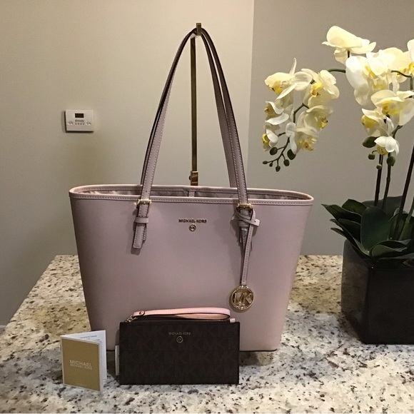 MICHAEL Michael Kors Handbags - 💝2Xs HOST PICK💝Michael Kors Jet Set Charm Medium Carryall Tote w/Wristlet NWT
